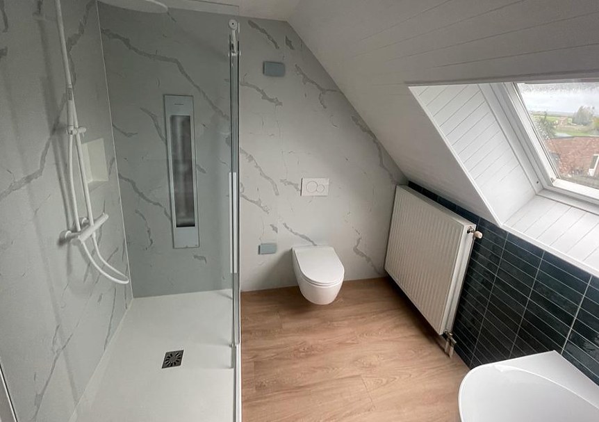 Inloopdouche onder het dakvlak met witte marmerlook wanden en hangtoilet