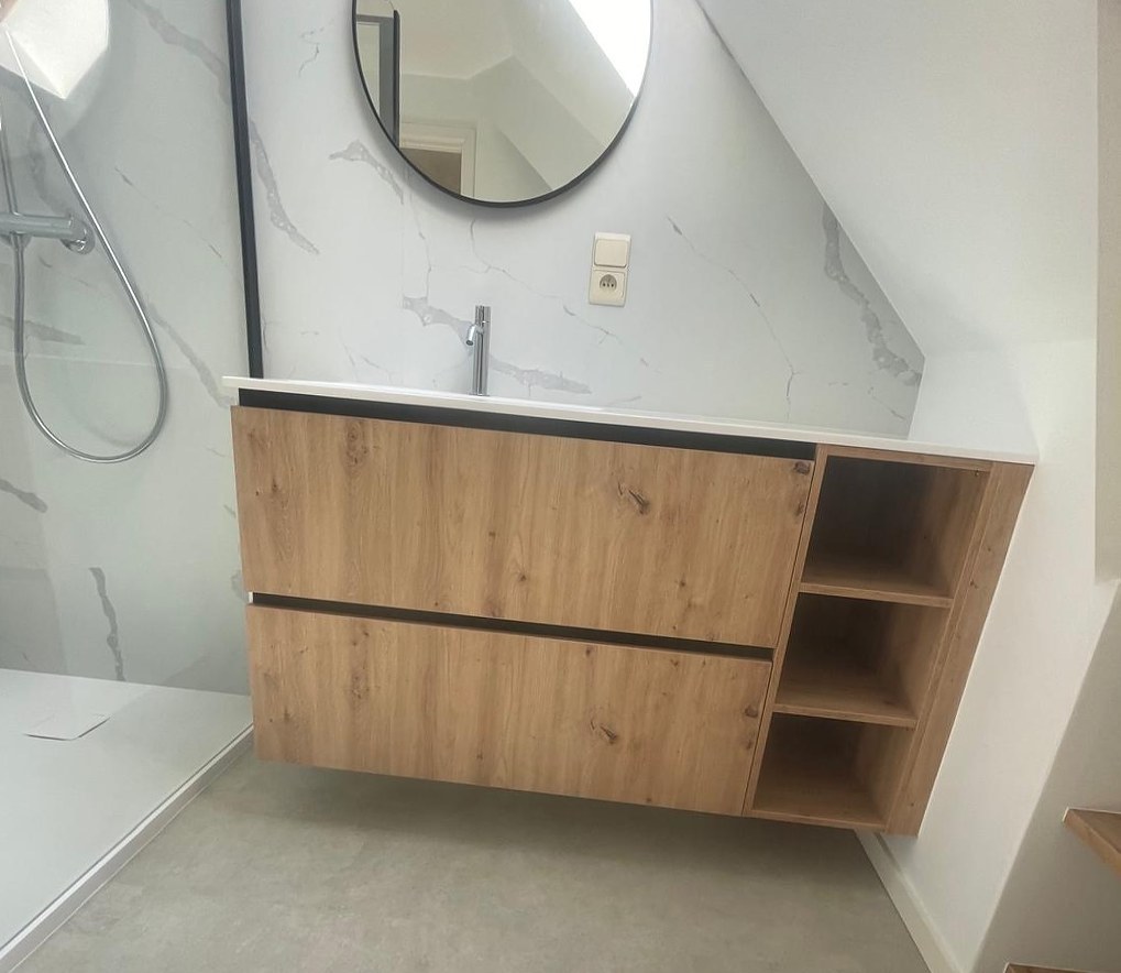 Zolderbadkamer met zwevend eiken badmeubel, open vakken en ronde spiegel