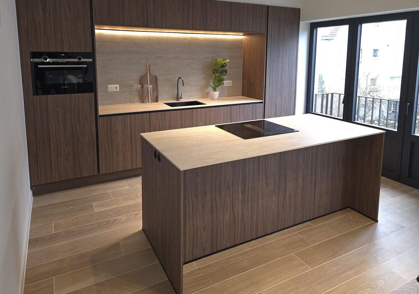 Open leefkeuken in wit en eik met eiland