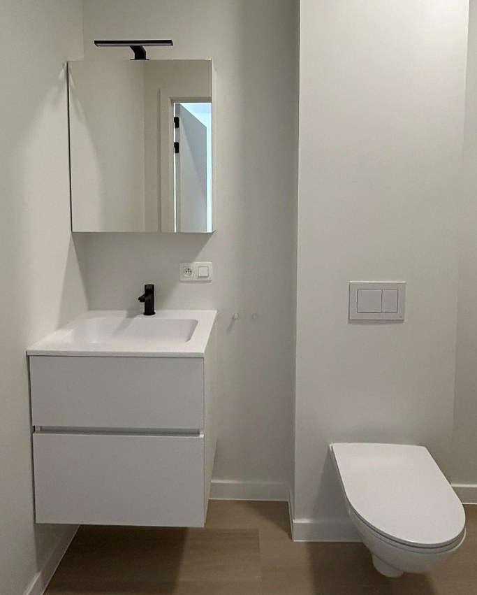 Wit badmeubel met spiegelkast en hangtoilet